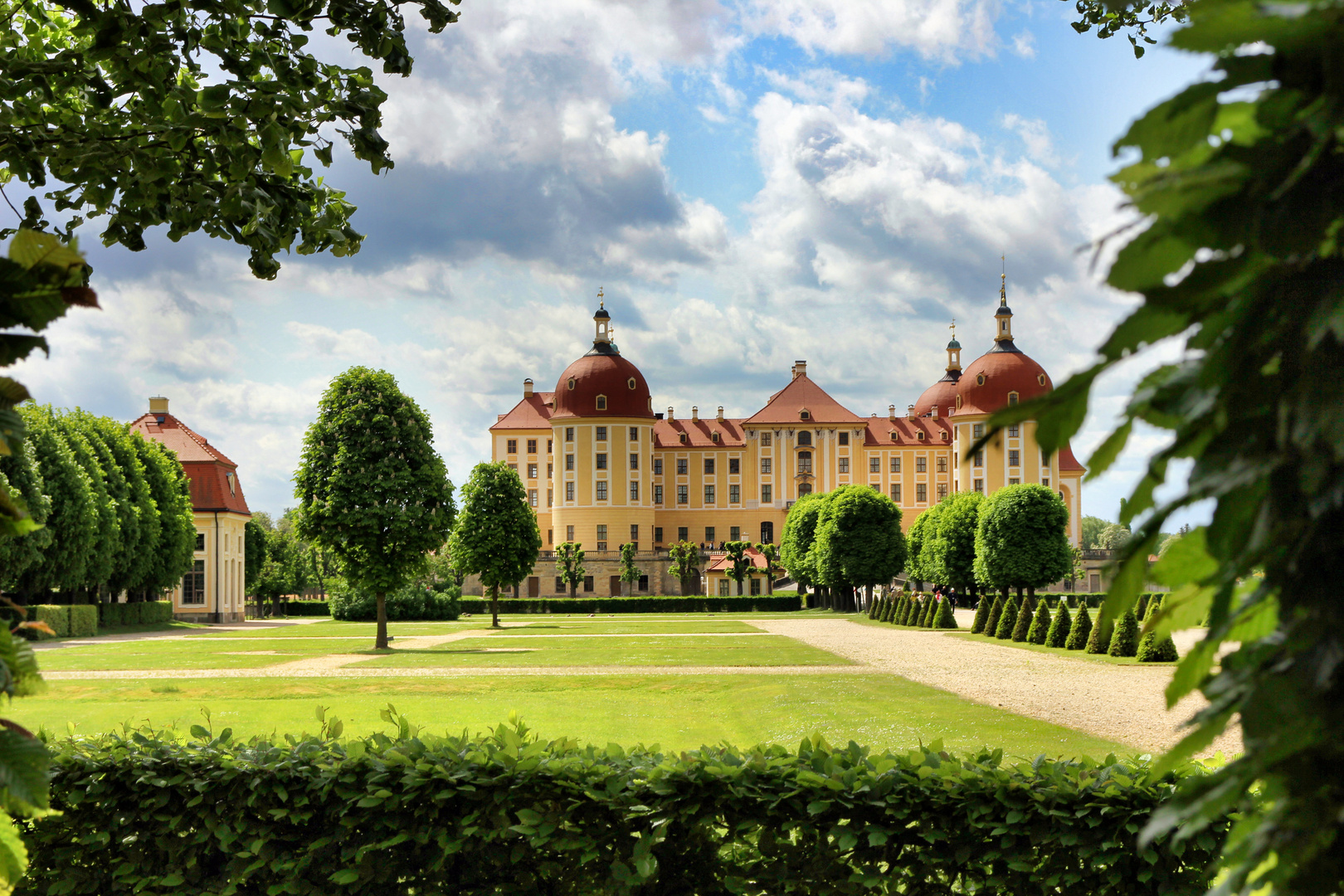 Durchblick auf Schloss Moritzburg