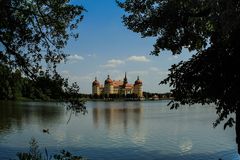 Durchblick auf Schloss Moritzburg