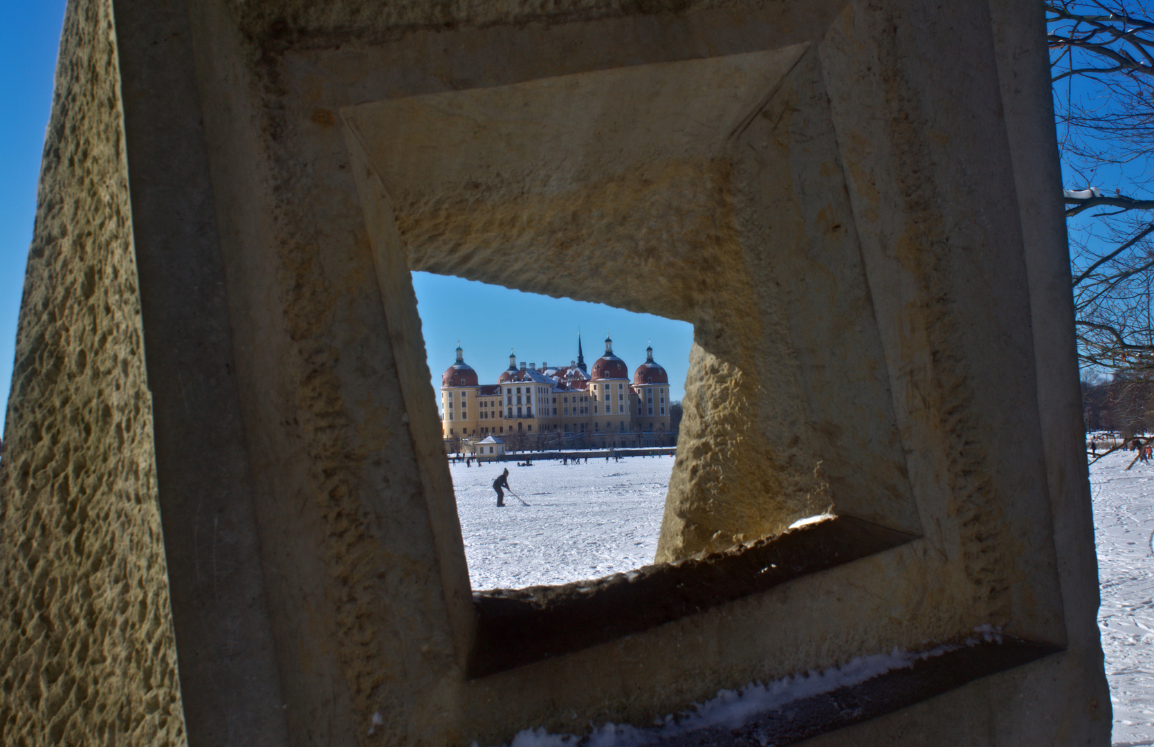 Durchblick auf Schloss Moritzburg