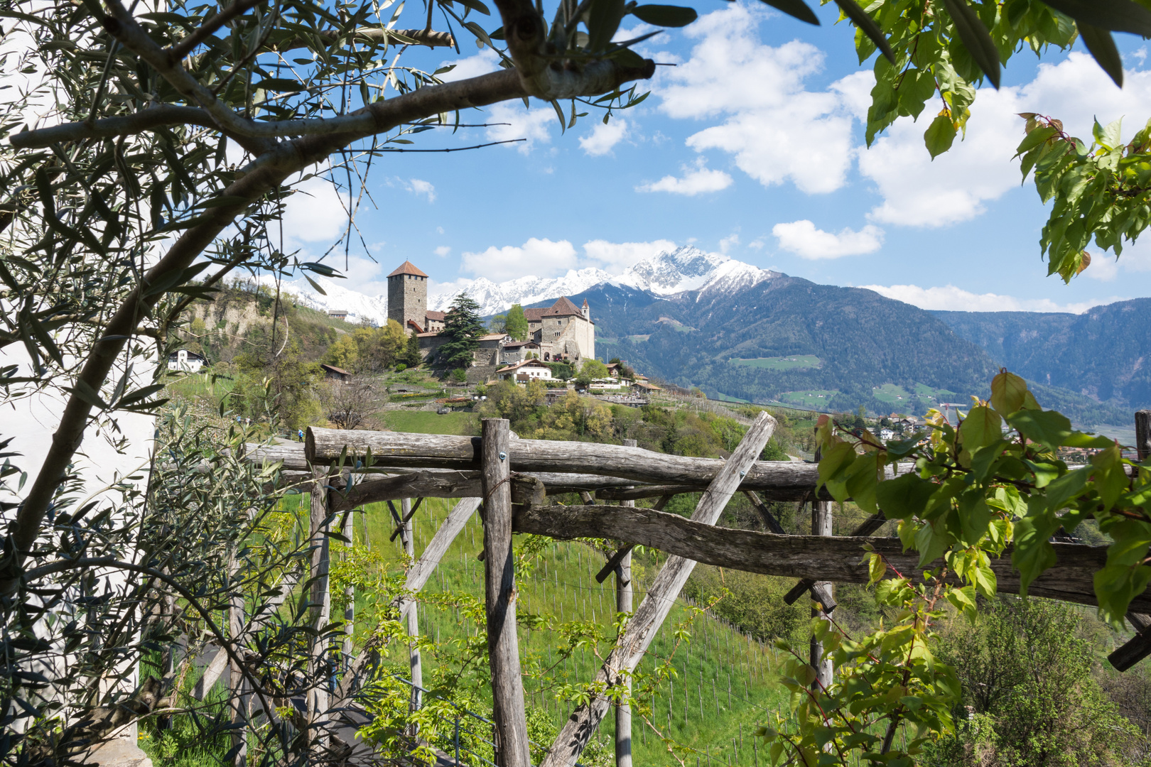 Durchblick auf Schloß Tirol