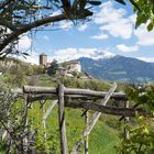 Durchblick auf Schloß Tirol