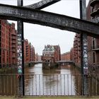 Durchblick auf Wasserschloss und Speicherstadt