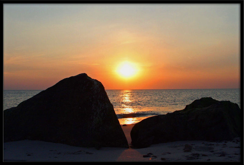 Durchblick aufs abendliche Meer.