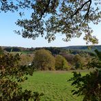 Durchblick aufs grüne Hügelland