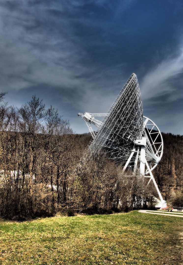 Durchblick aufs Radioteleskop ….