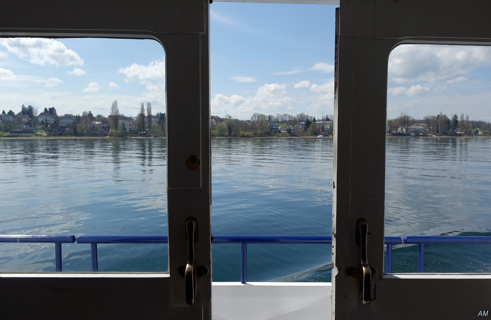 Durchblick aus dem Schweizer Schiff auf den See