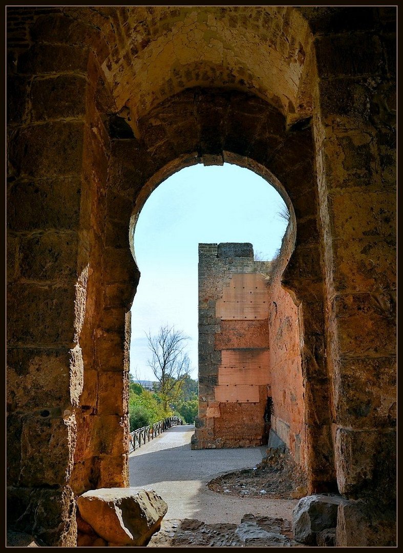 ... Durchblick beim Castillo de Niebla in Andalusien ...