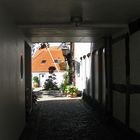 Durchblick: Blick in einen Hinterhof von Riebe