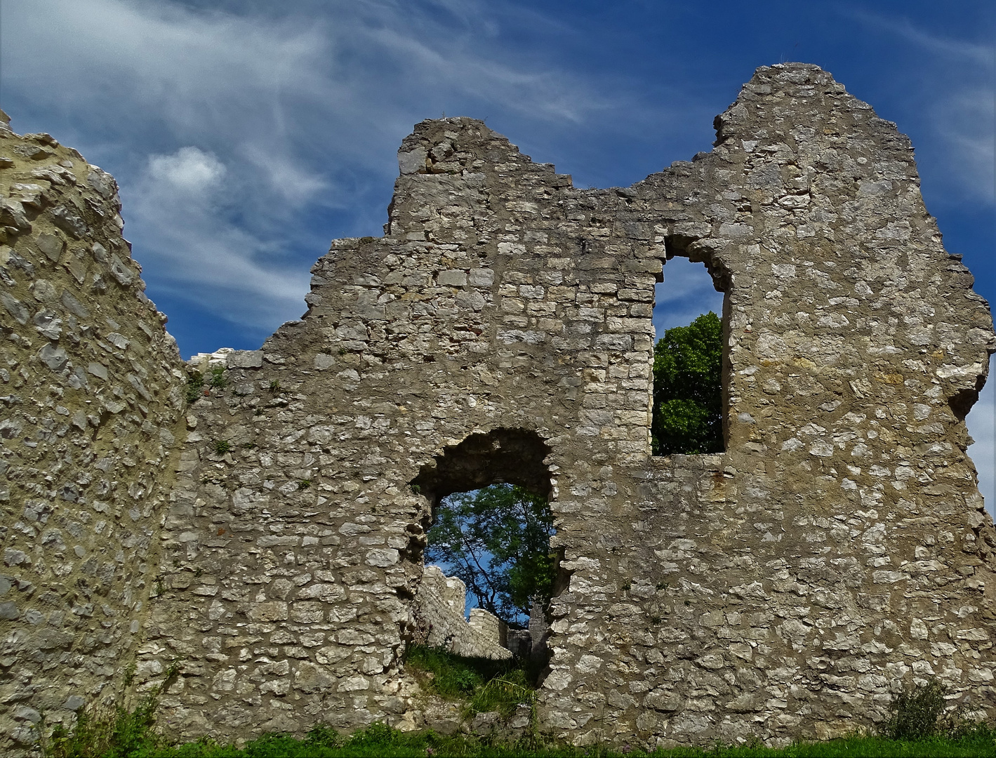 Durchblick-Burgmauer Hoheneuffen