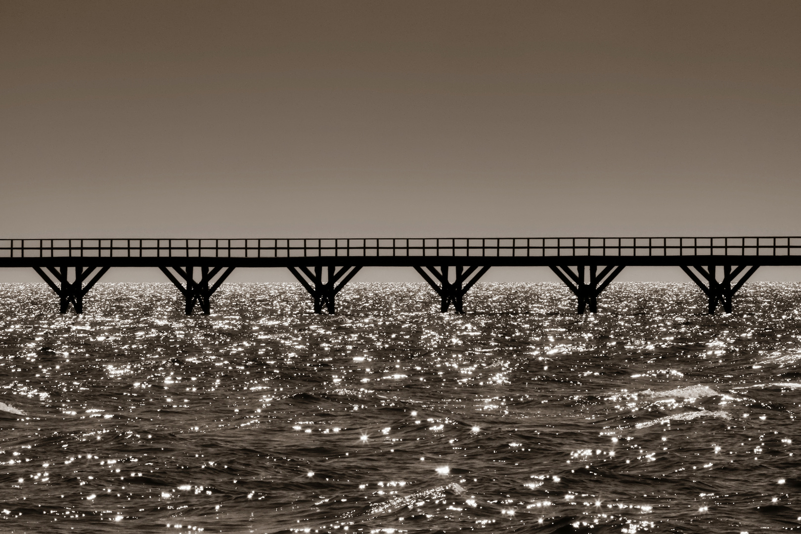 Durchblick der Holzbrücke vom Hafen Arnager Monochrom