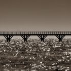 Durchblick der Holzbrücke vom Hafen Arnager Monochrom