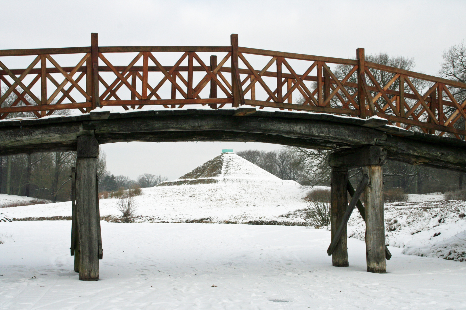 Durchblick, der vereiste See macht es möglich