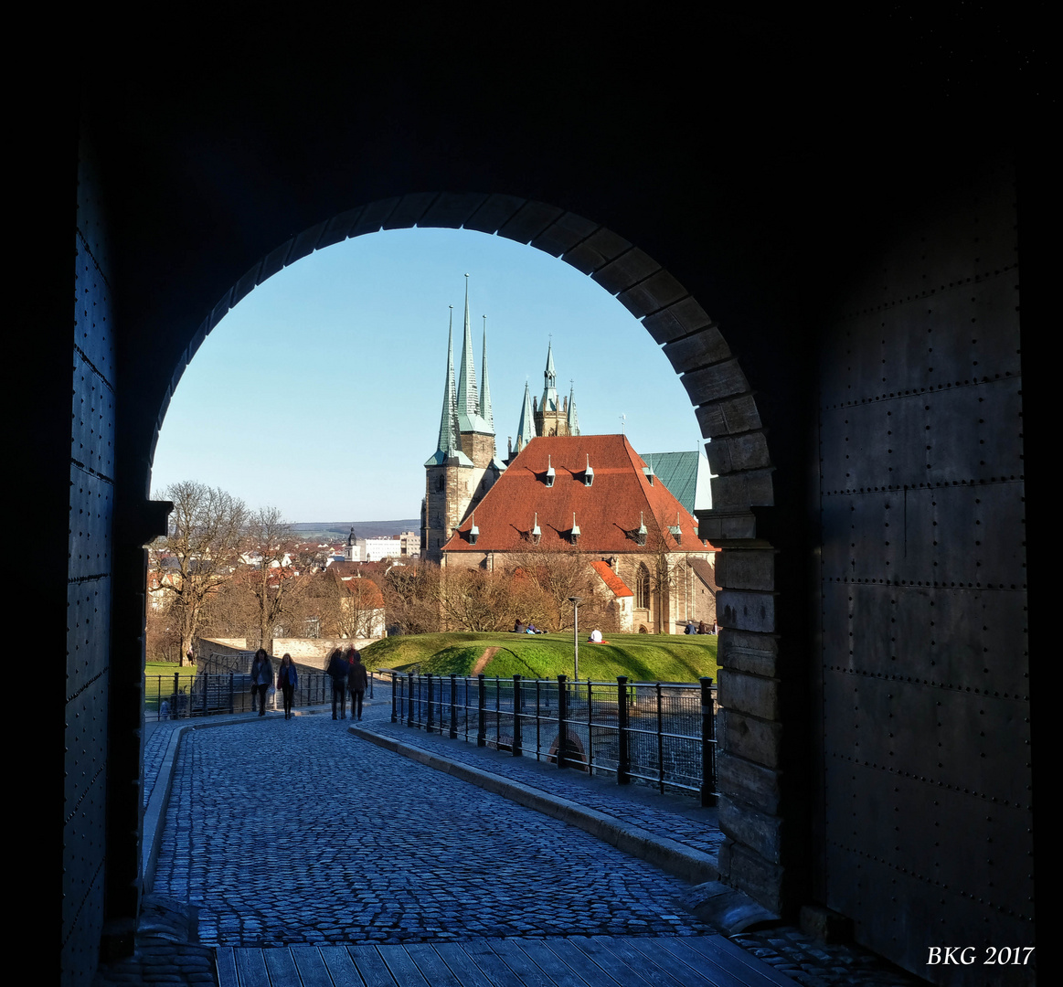 DURCHBLICK - Domberg Erfurt im Durchblick der Feste Petersberg 