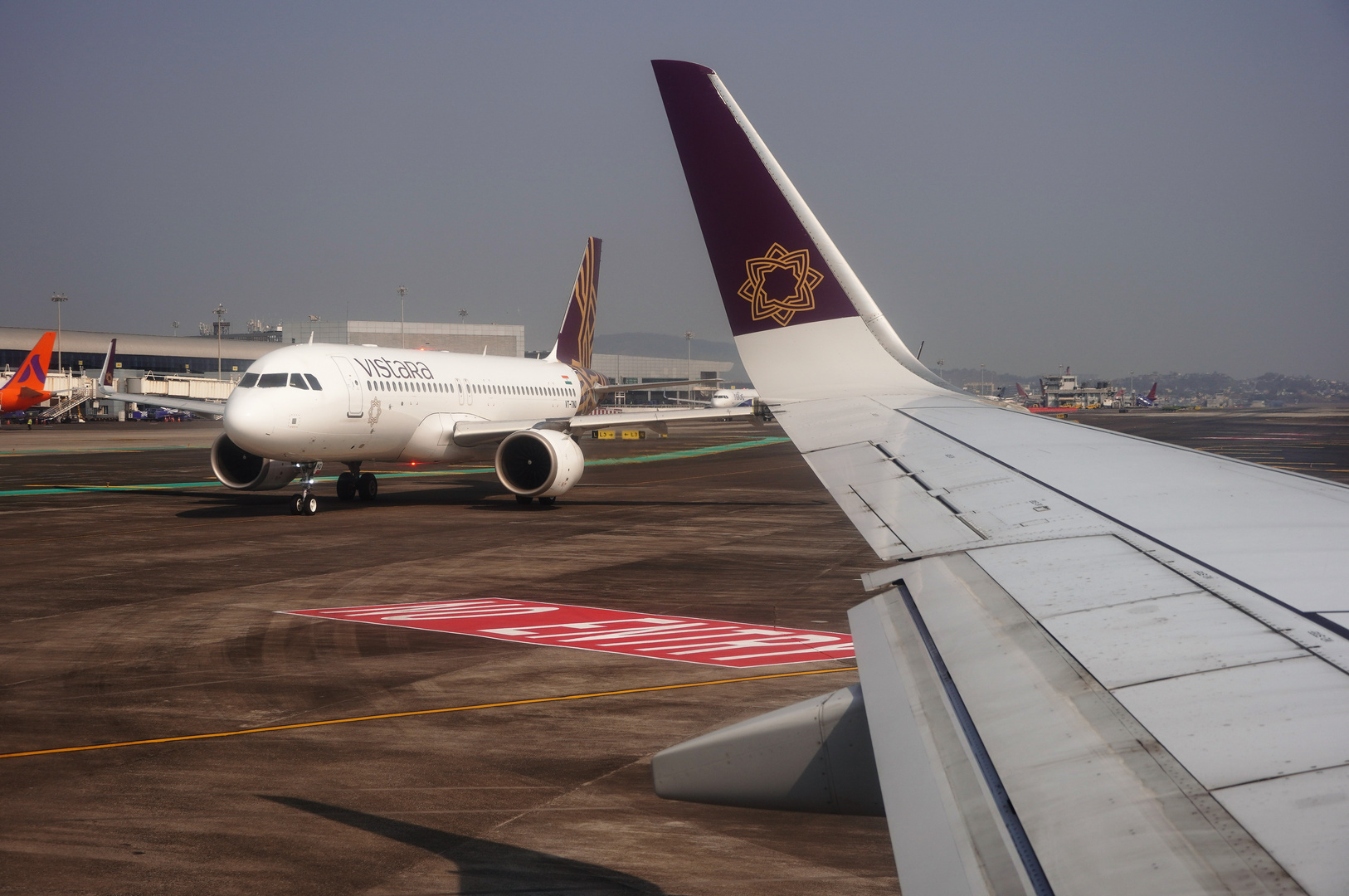 Durchblick durch das Flugzeugfenster