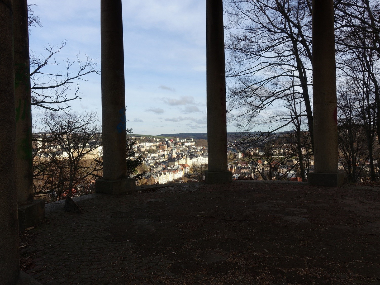 Durchblick durch den Pavillon auf die Stadt Greiz