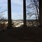 Durchblick durch den Pavillon auf die Stadt Greiz