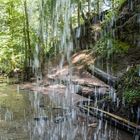 Durchblick durch den Wasserfall