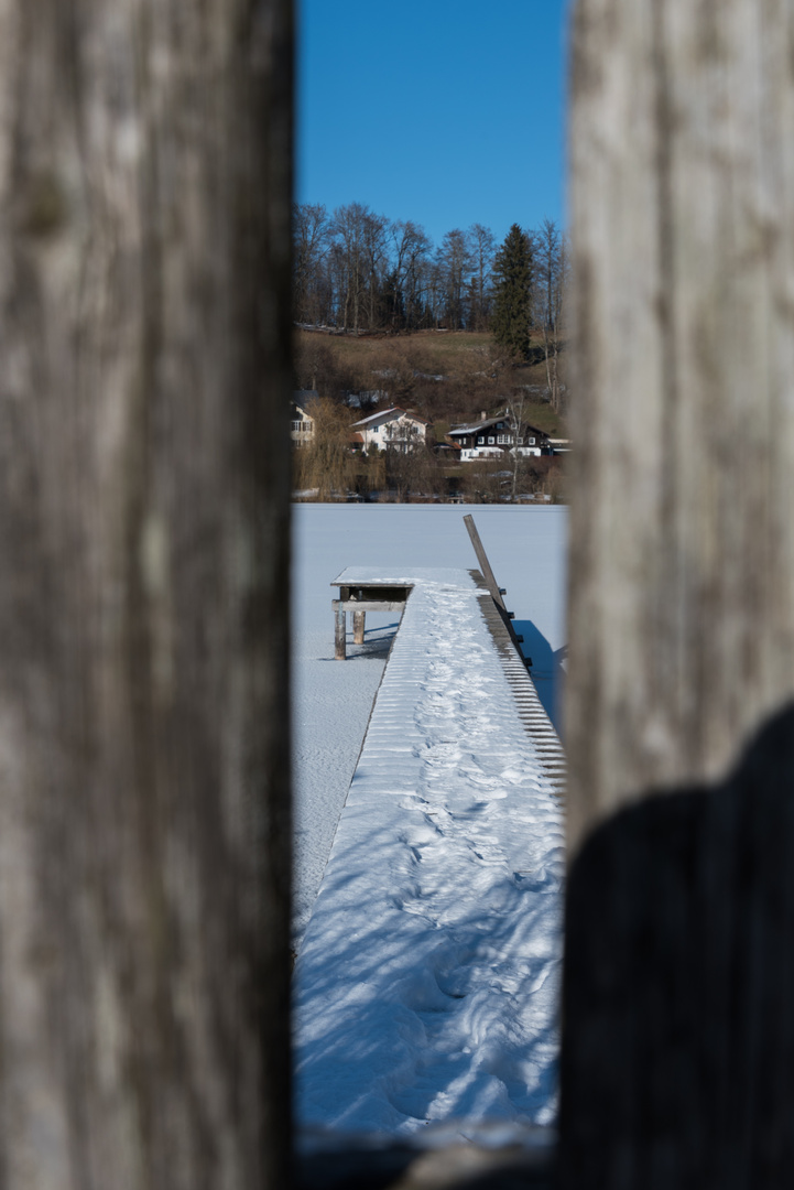 Durchblick durch den Zaun auf den Steg