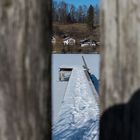 Durchblick durch den Zaun auf den Steg