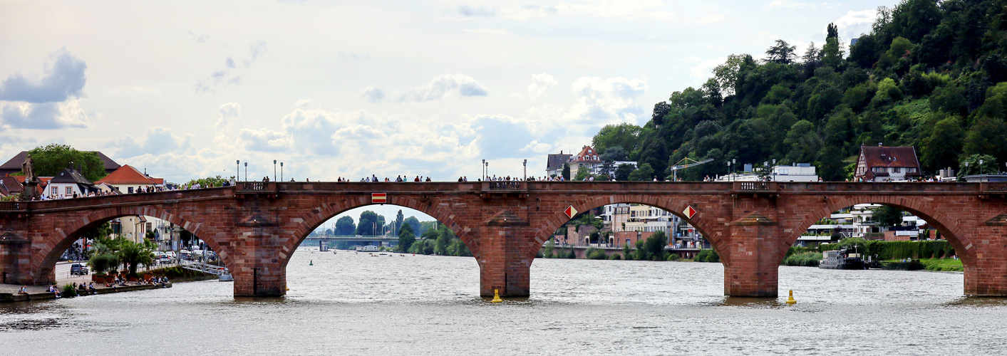 Durchblick durch die Alte Brücke in Heidelberg
