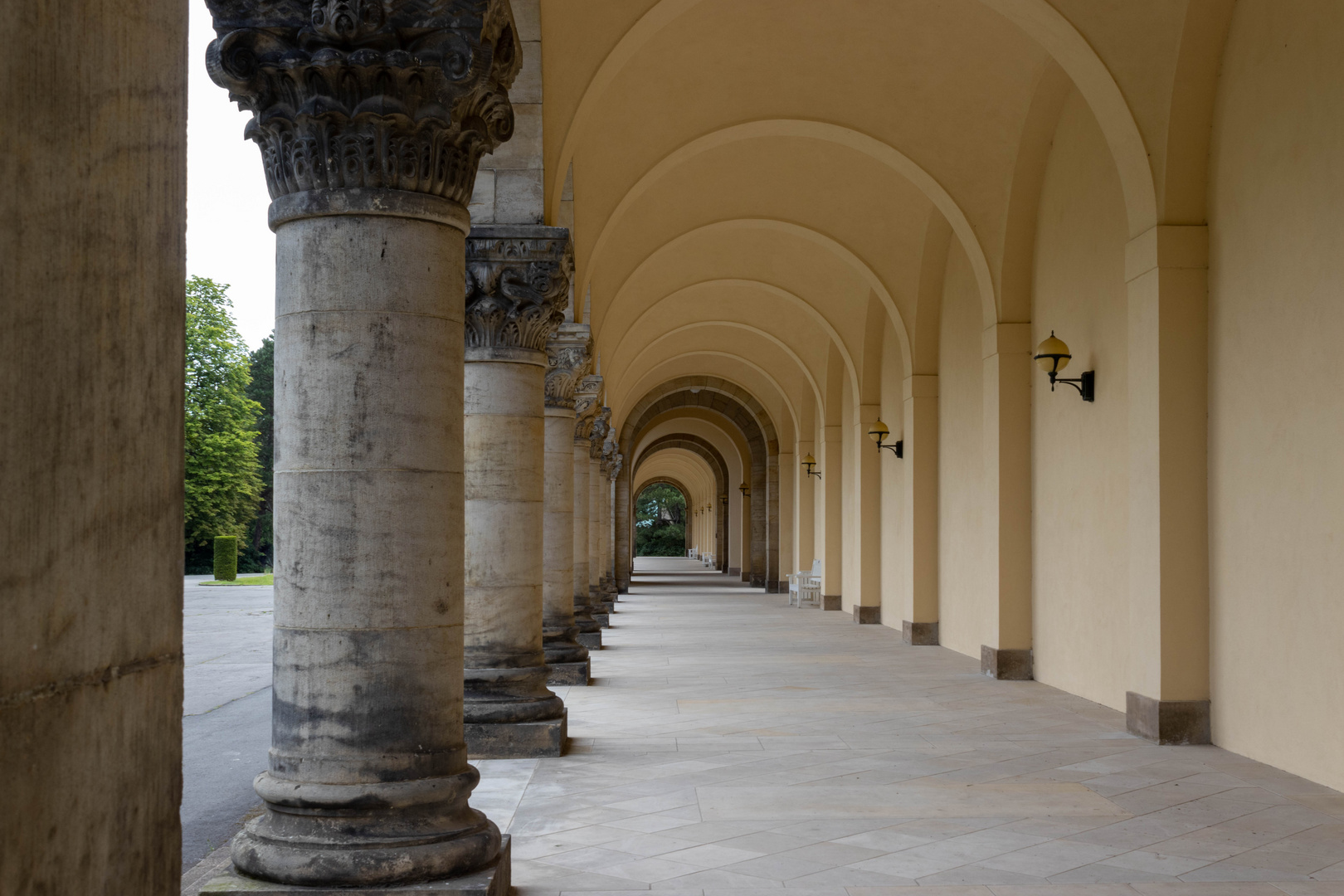 Durchblick durch die Arkaden auf dem Südfriedhof Leipzig 2