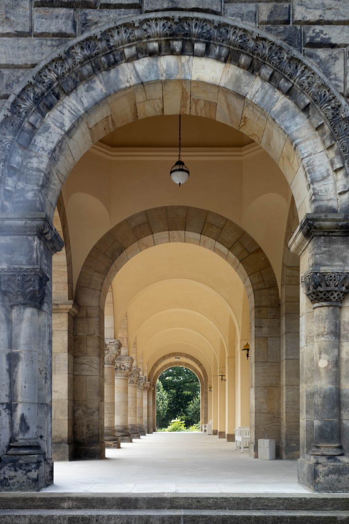 Durchblick durch die Arkaden auf dem Südfriedhof Leipzig