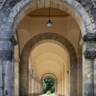 Durchblick durch die Arkaden auf dem Südfriedhof Leipzig