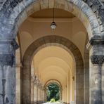 Durchblick durch die Arkaden auf dem Südfriedhof Leipzig