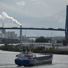 Durchblick durch die Köhlbrandbrücke in Hamburg