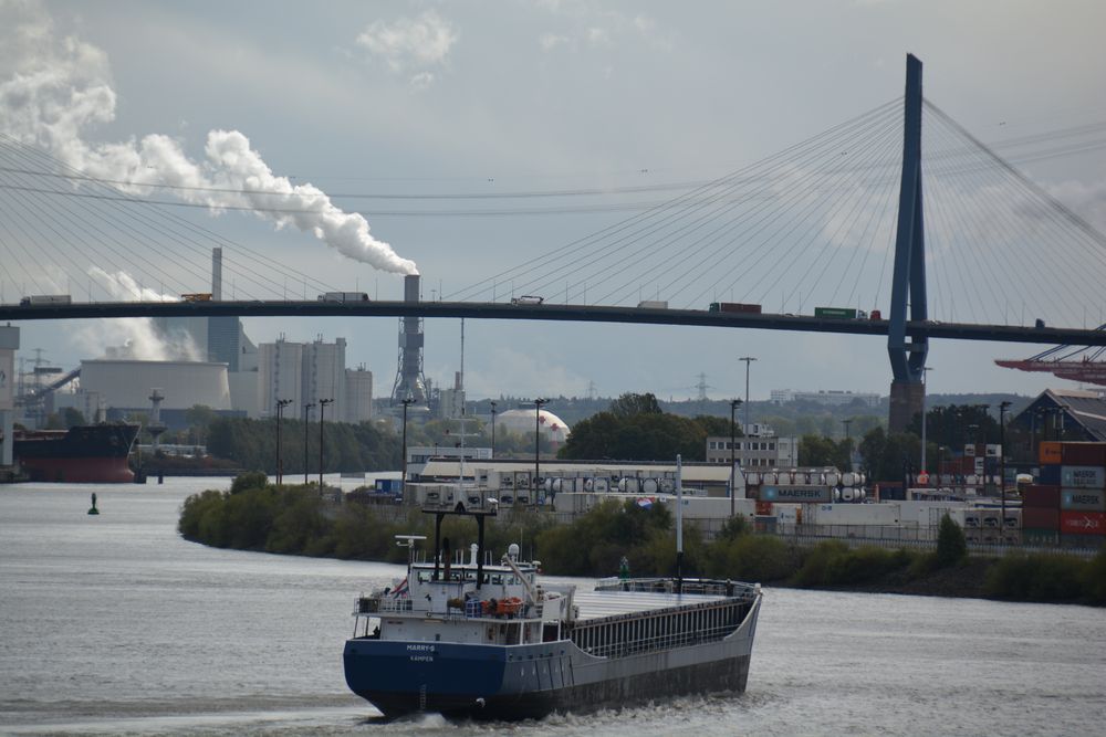 Durchblick durch die Köhlbrandbrücke in Hamburg