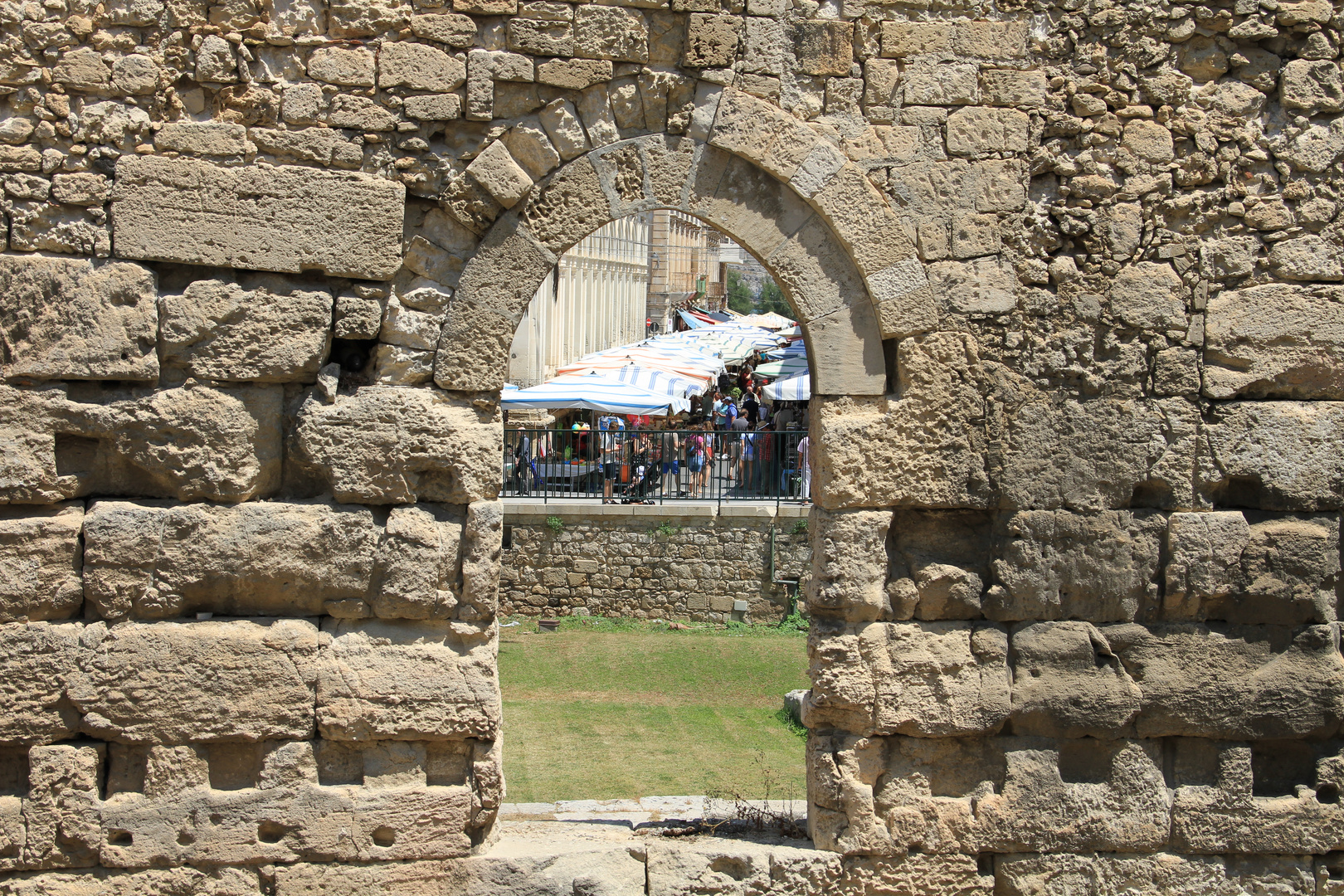 Durchblick durch die Stadtmauer von Syrakus