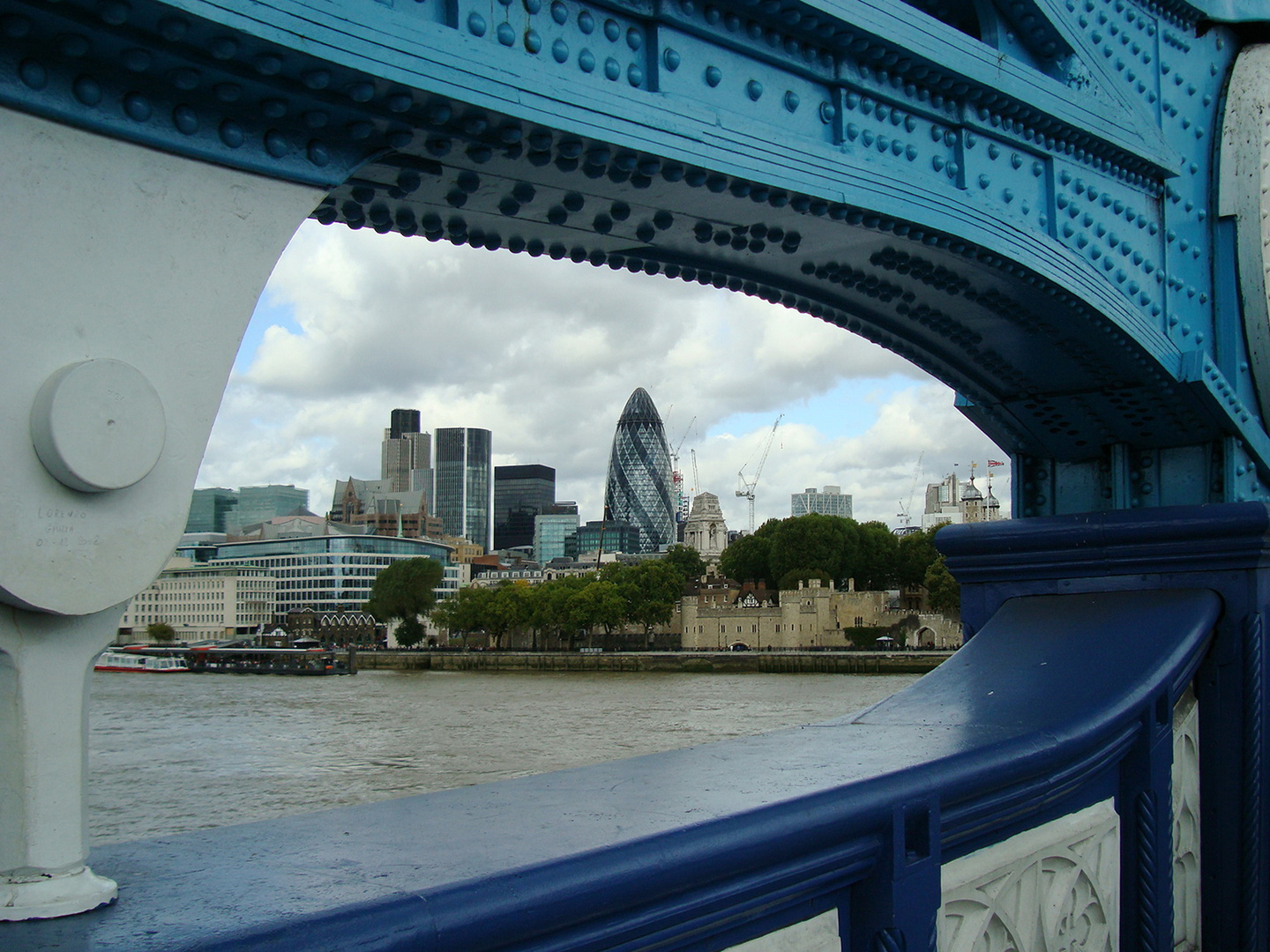 Durchblick durch die Tower Bridge auf die "Gurke"