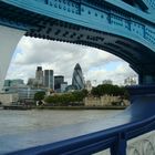 Durchblick durch die Tower Bridge auf die "Gurke"