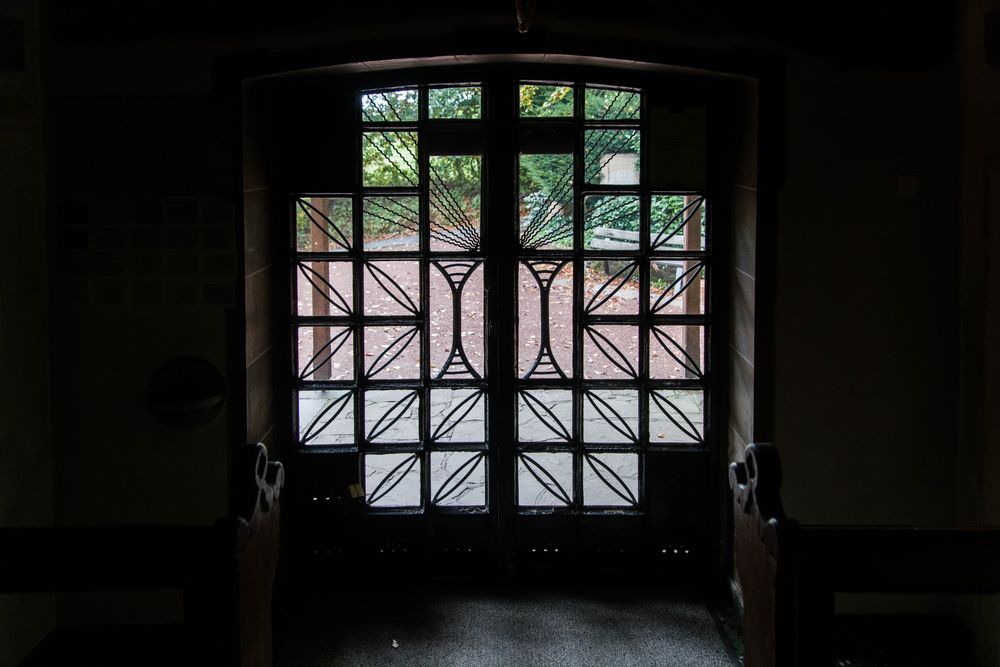 Durchblick durch die Tür der Friedenskapelle in Essen