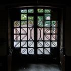 Durchblick durch die Tür der Friedenskapelle in Essen