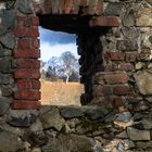Durchblick durch ein Fenster in der Ruine 