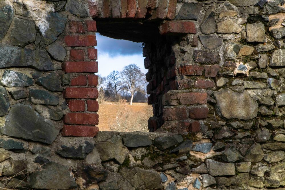 Durchblick durch ein Fenster in der Ruine 