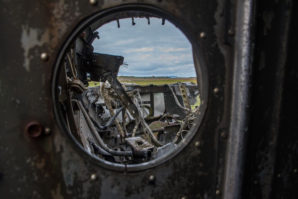 Durchblick durch ein Flugzeugwrack auf Island