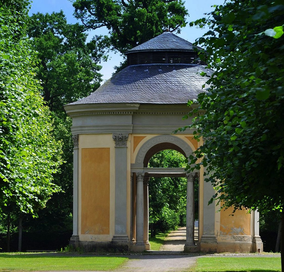 Durchblick durch einen Pavillon