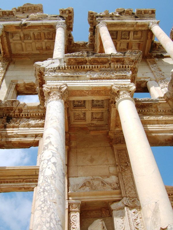 Durchblick - Fassade der Celsus-Bibliothek in Ephesos