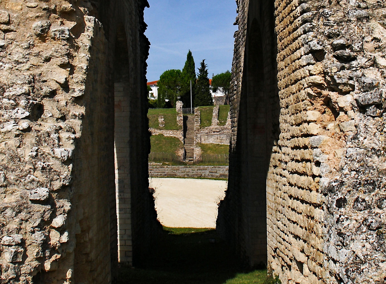 Durchblick - im Amphitheater in Saintes