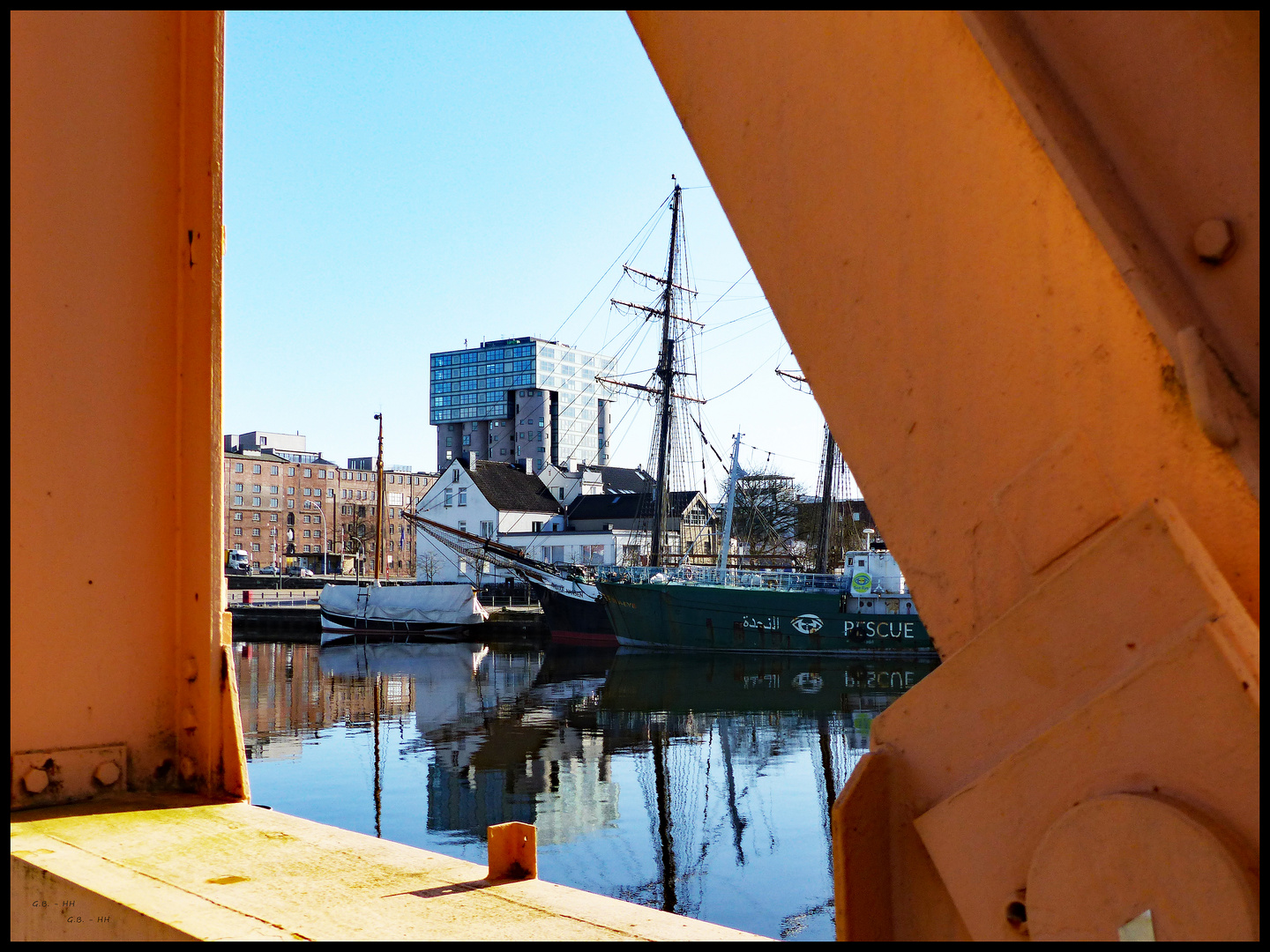 Durchblick ... im Harburger Hafen....