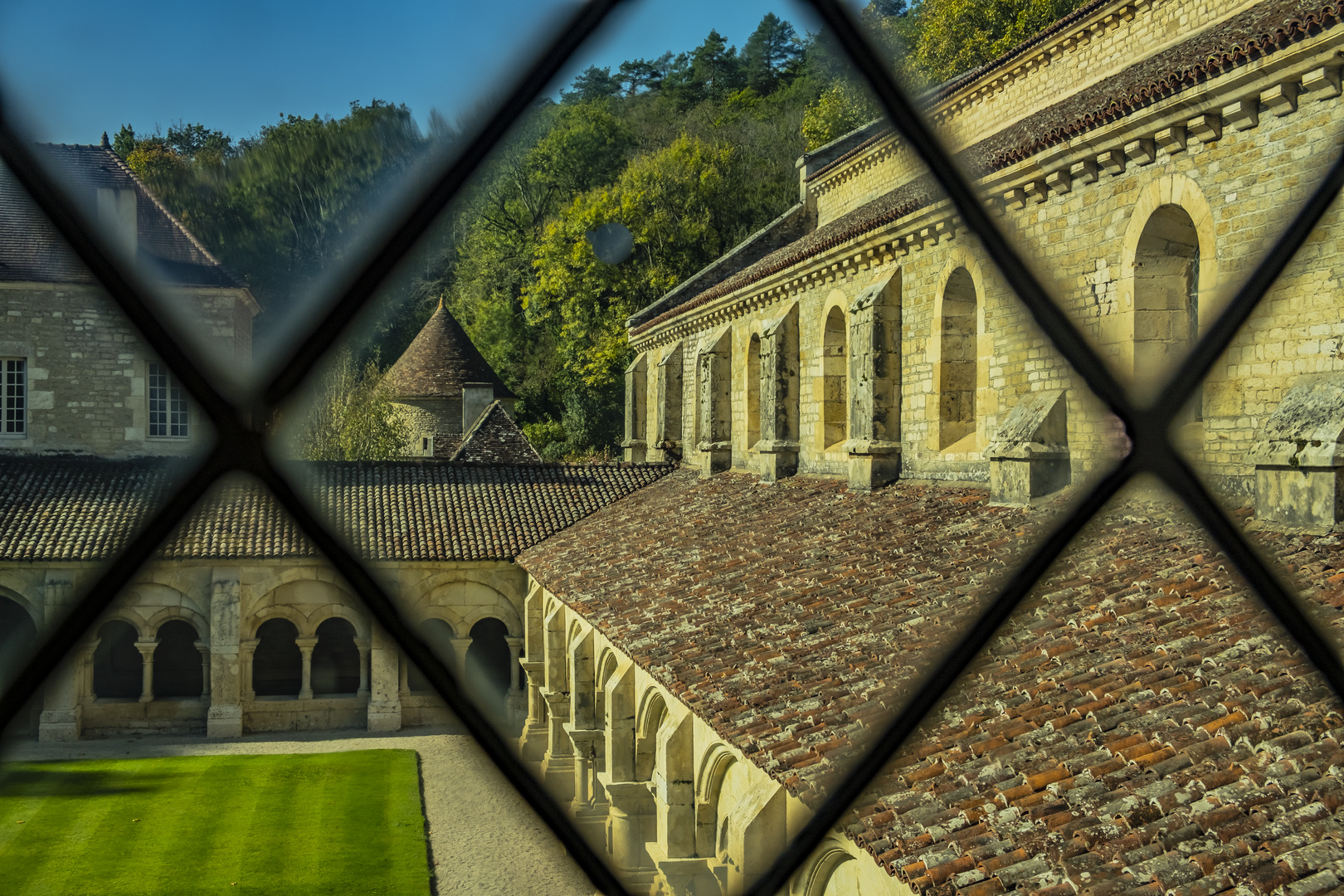 Durchblick im Kloster Fontenay