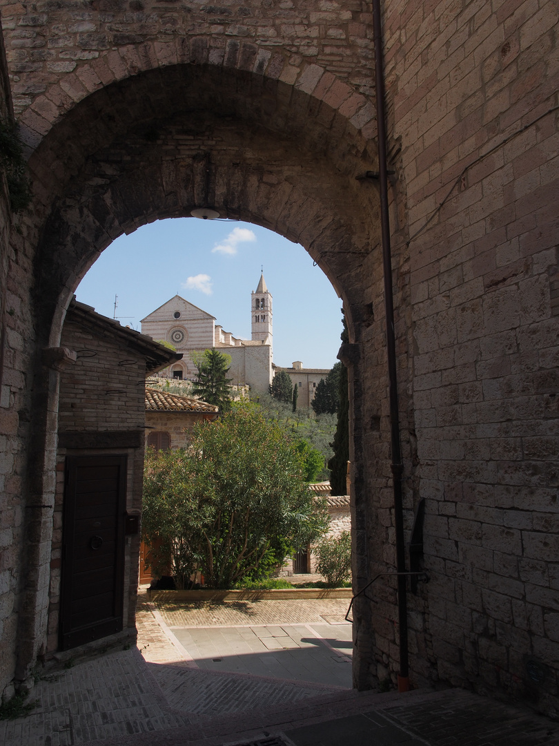 ~  Durchblick in Assisi  ~