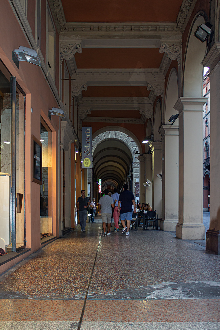 Durchblick in Bologna