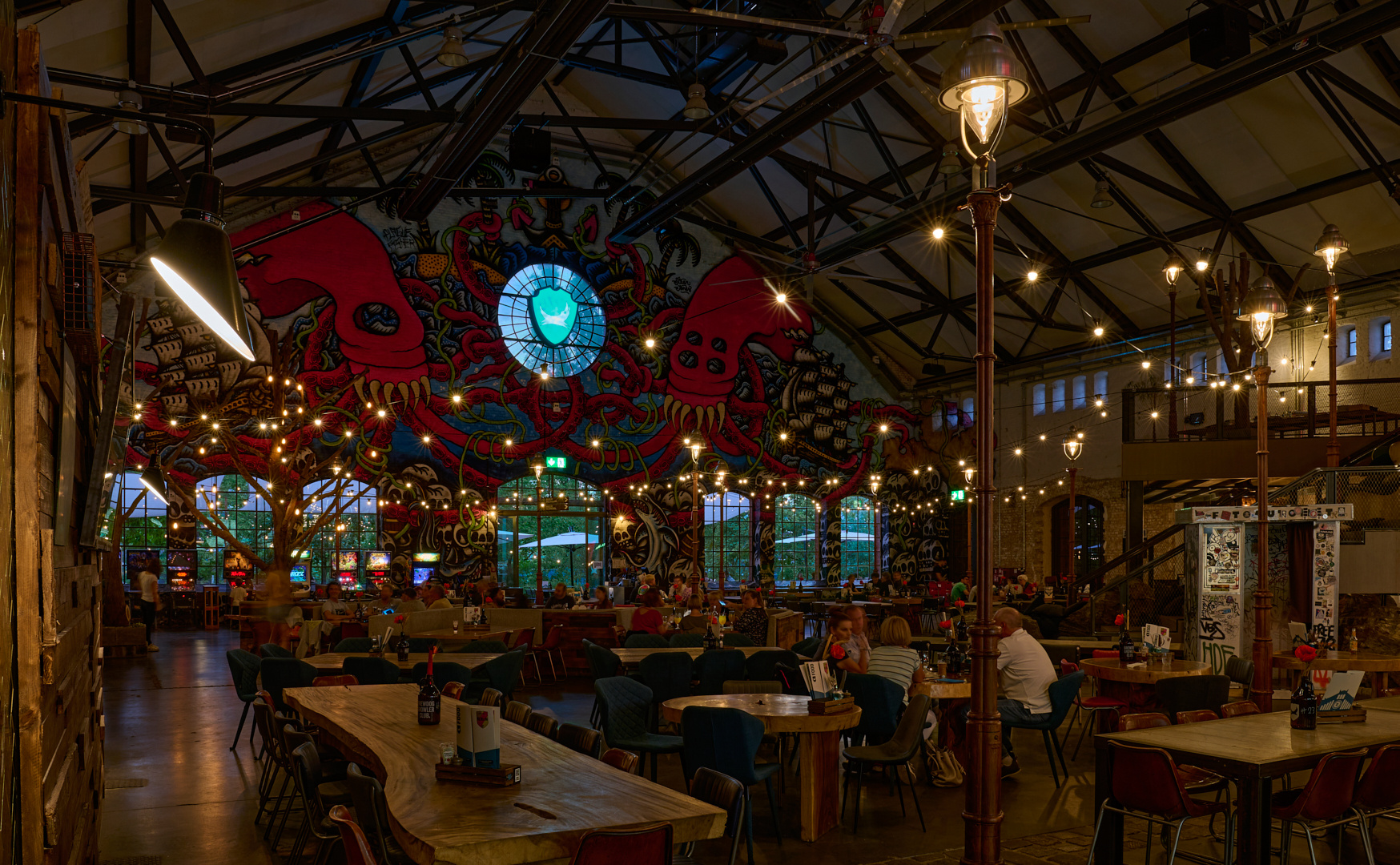 Durchblick in den Biergarten aus der größten Braugaststube Berlins: Die schottische...