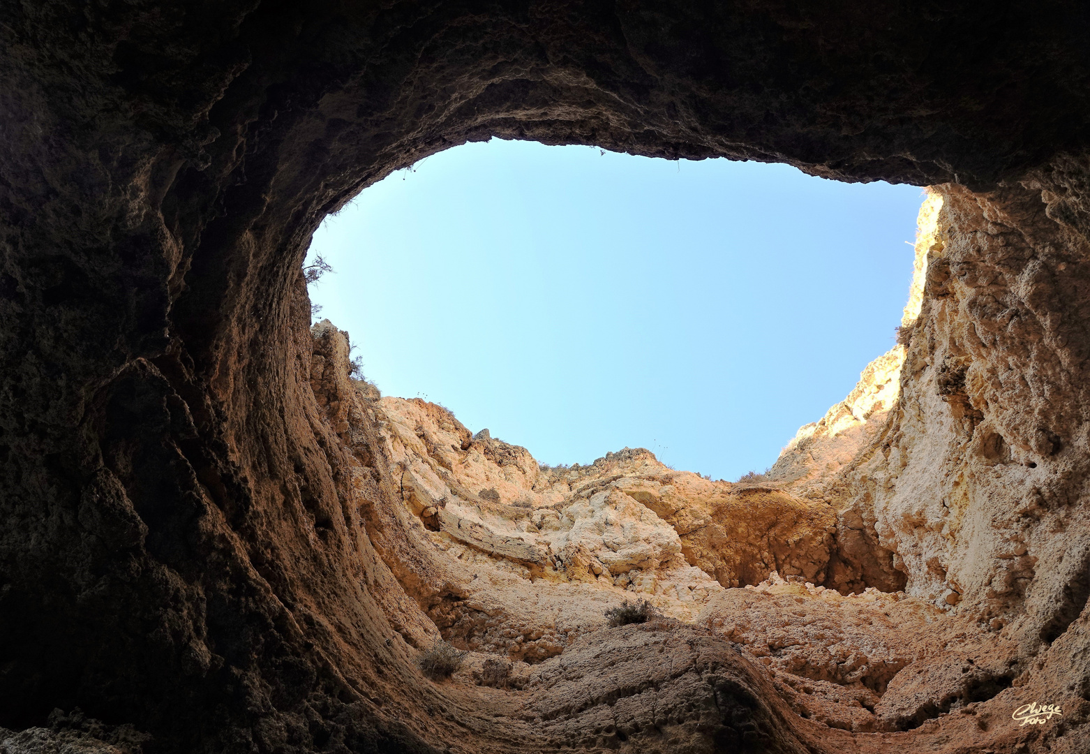 Durchblick in den blauen Algarve-Himmel