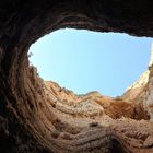 Durchblick in den blauen Algarve-Himmel