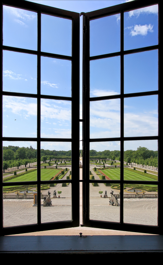 Durchblick in den Garten von Schloss Drottningholm, Schweden 