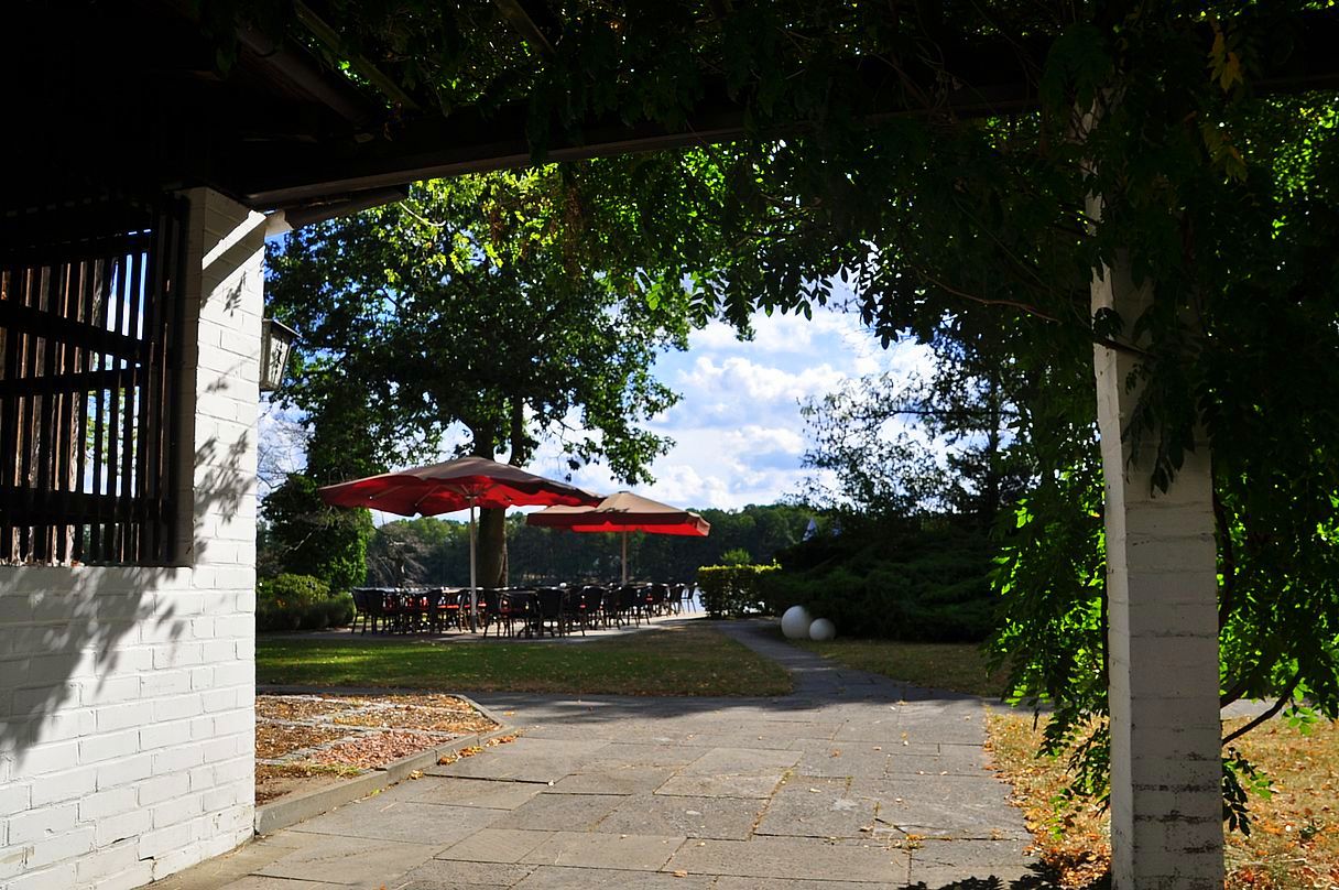 Durchblick in den Restaurantgarten